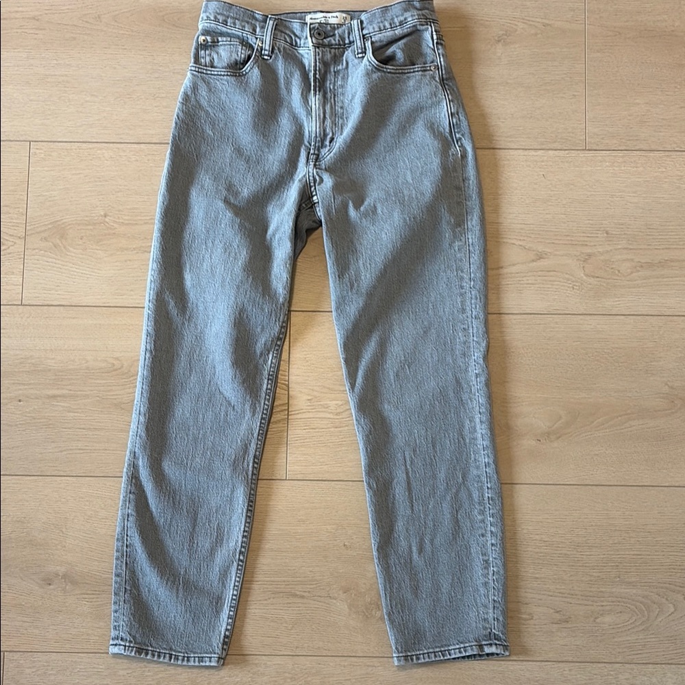Abercrombie Women’s Light Grey The Mom High Rise Jeans